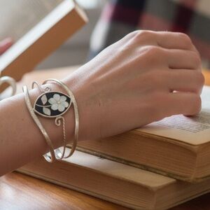 🌸 Sterling Silver Mother of Pearl Floral Inlay Cuff Bracelet – Mexico Handmade